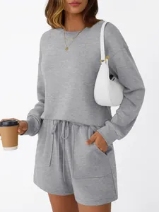 Dettaglio di un set lounge grigio in due pezzi con felpa e pantaloncini con coulisse.