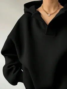 Detailansicht eines schwarzen Oversize-Damen-Hoodies mit modischem Polokragen-Design.