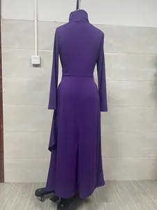 Détail de la vue arrière complète d'une robe longue violette à col haut et manches