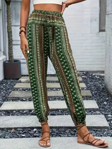 Vista de detalle de los pantalones bombachos bohemios con corte holgado y puños elásticos.