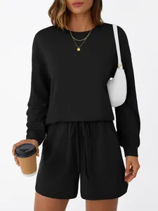 Completo casual nero a due pezzi con felpa a maniche lunghe e pantaloncini coordinati