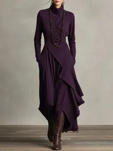 Élégante robe longue violet foncé avec col montant chic et détail croisé sur le buste.