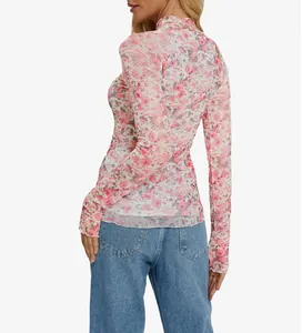 Vista trasera de una camiseta de malla floral rosa con agujeros para el pulgar cómodos