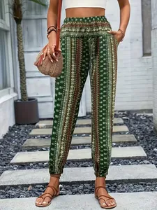 Vista detallada del pantalón jogger verde con estampado étnico bohemio y cintura elástica.