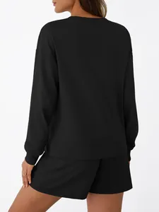 Vista posteriore di un set casual da donna composto da felpa a maniche lunghe e pantaloncini neri