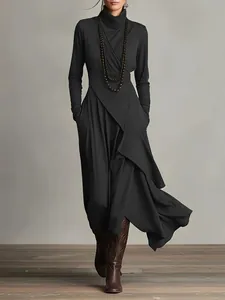 Robe longue cache-cœur noire à manches longues avec col montant et poches pratiques.