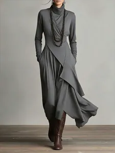 Élégante robe grise à manches longues avec col montant et détails drapés croisés.