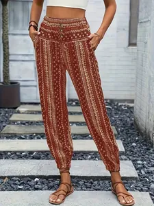 Detalle de pantalones bohemios con estampado étnico, cintura elástica y botones