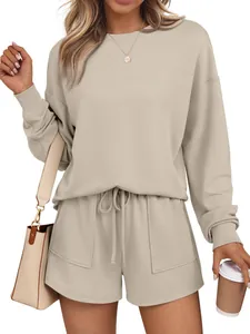 Dettaglio del set casual da donna 2 pezzi con maglia girocollo e pantaloncini con coulisse