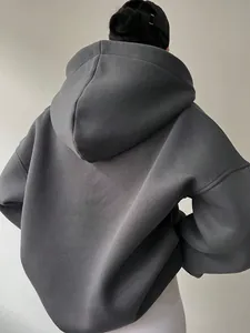 Detaillierte Rückansicht eines dunkelgrauen Oversize-Hoodies mit lockerer Passform und Kapuze