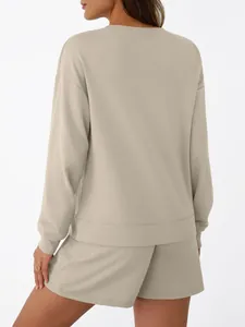 Vista posteriore di un set casual beige da donna con felpa e pantaloncini coordinati