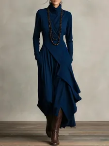 Robe longue bleu marine élégante à col montant avec devant croisé et ourlet asymétrique