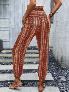 Vista trasera de pantalones jogger bohemios con estampado étnico y cintura elástica