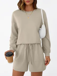 Dettaglio completo felpa girocollo e pantaloncini da donna in stile loungewear beige