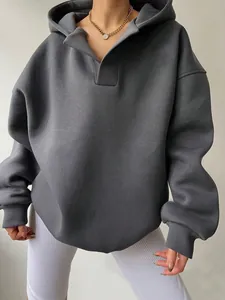 Detailaufnahme eines dunkelgrauen Oversized-Hoodies mit einzigartigem Reverskragen und Kapuze