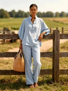 Dames linnen set in lichtblauw met knoopsluiting shirt en broek met wijde pijpen