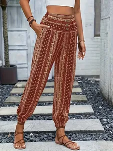 Detalle de pantalón jogger bohemio con estampado étnico, cintura alta y tela fluida