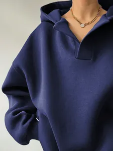 Nahaufnahme eines marineblauen Oversize-Kapuzenpullovers aus weichem Baumwollstoff