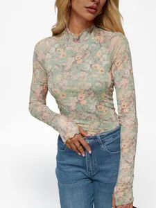 Detalle de camiseta de malla de manga larga con estampado floral y agujeros para pulgar