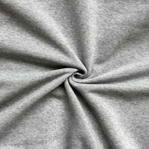 Vista macro dettagliata della trama del tessuto della felpa grigio mélange con caduta