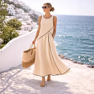 Elegante abito lungo beige vacanza mediterranea con profili neri a contrasto