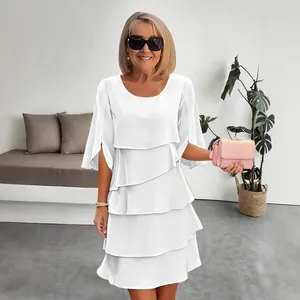 Elegante witte zomerjurk met laagjes voor dames met ronde hals en gelaagd ontwerp