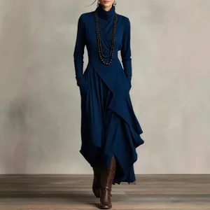 Élégante robe longue bleu marine à manches longues et col roulé croisé style minimaliste
