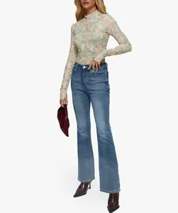 Vista completa de top de malla floral para mujer con agujeros para el pulgar y vaqueros flare