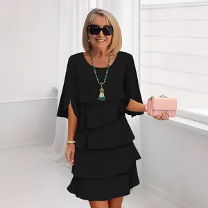 Elegante zwarte jurk met ronde hals en laagjes voor stijlvolle zomermode voor dames