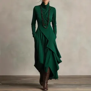 Élégante robe longue verte à manches longues avec col montant et ourlet asymétrique