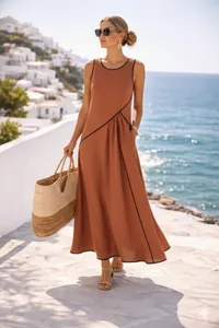 Dettaglio dell'abito da vacanza in stile mediterraneo con profili neri e linea ad A.