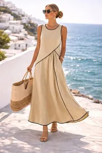 Elegante abito lungo senza maniche in stile resort con bordature nere a contrasto