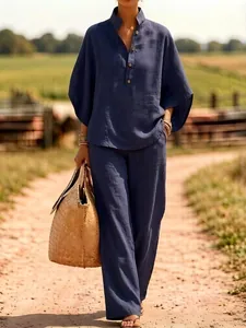 Lifestyle foto van een marineblauw linnen set van een shirt en een broek met wijde pijpen