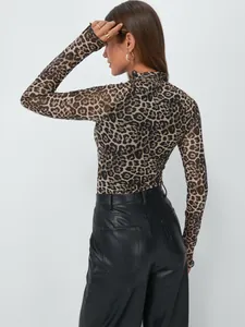 Vista posterior detallada de un top de malla con estampado de leopardo y agujeros para el pulgar