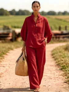 Elegante rode linnen set voor dames met losse blouse en broek met wijde pijpen