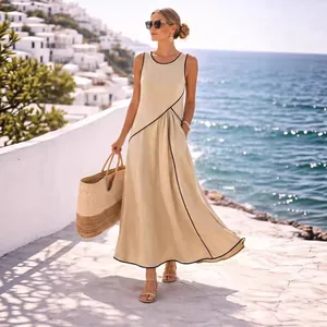 Elegante abito lungo beige stile mediterraneo con profili neri per vacanze estive al mare