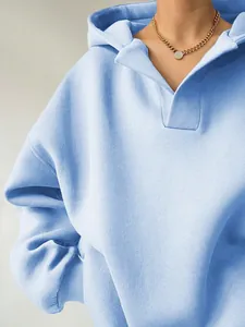 Nahaufnahme eines hellblauen Oversized-Hoodies mit Stoffstruktur und Kragendetails.