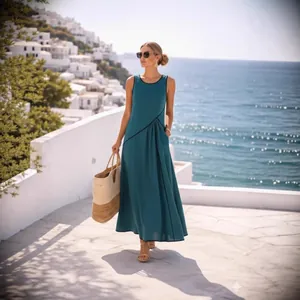 Elegante abito lungo verde pavone mediterraneo con bordo nero a contrasto