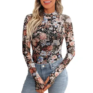 Elegante top de malla floral con transparencias, manga larga y agujeros de pulgar