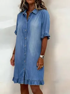 Elegantes kurzärmeliges blaues Jeanshemdkleid mit stilvollen Rüschenbesatzkanten.