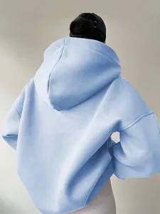 Detailansicht der Rückseite eines bequemen hellblauen Oversized-Hoodies für Damen