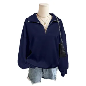 Felpa blu navy con mezza zip e maniche lunghe da donna vestibilità comoda su manichino