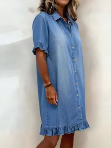 Kurzärmeliges Jeanskleid in Hellblau mit Rüschensaum und Hemdkragen für Damen