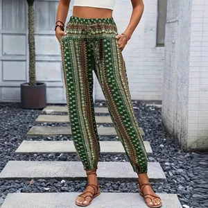 Pantalones joggers verdes con estampado étnico bohemio, corte holgado y tobillos elásticos.