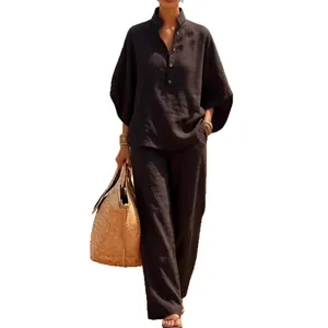 Casual linnen tweedelige set voor dames met overhemd met knopen en broek met wijde pijpen.