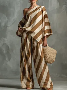Schickes Set mit braun gestreiftem One-Shoulder-Top und weiter Hose für Sommer-Mode