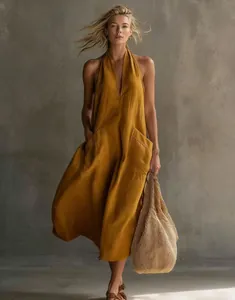 Vue détaillée d'une robe midi vintage jaune moutarde à col en V avec de grandes poches