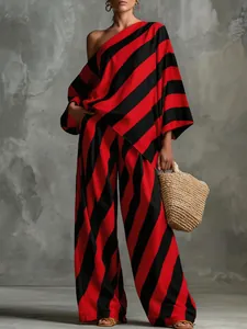 Nahaufnahme eines Vintage-Sets aus rot-schwarz gestreiftem Oberteil und weiter Hose