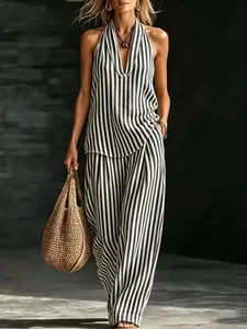 Elegante set due pezzi a righe bianche e nere con top allacciato al collo e pantaloni.