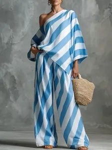 Detailansicht des schicken blau-weiß gestreiften One-Shoulder-Tops und Weitbein-Hosen-Sets